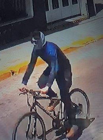 Las cámaras de seguridad tomaron al presunto depravado en bicicleta.