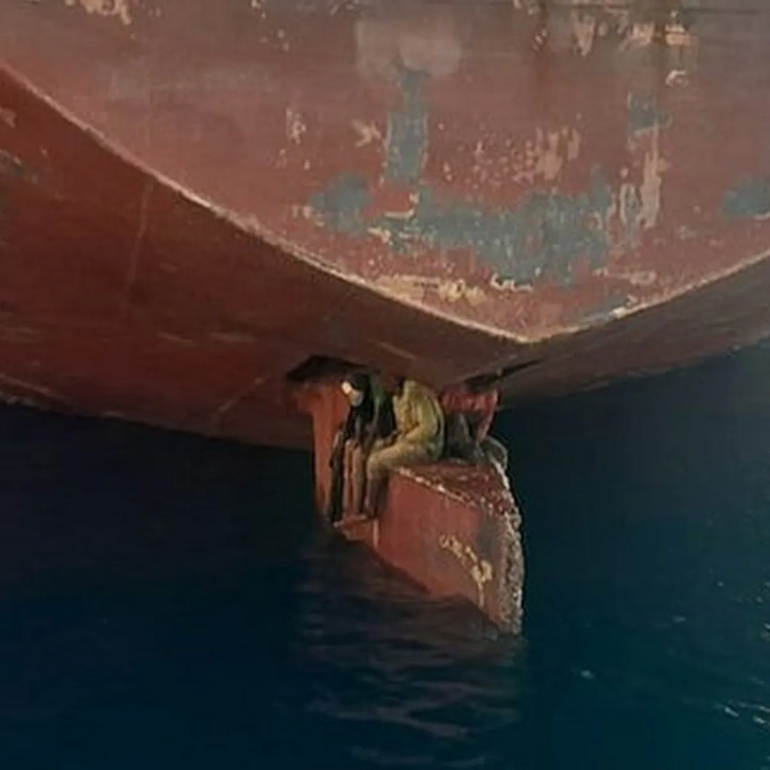 Impactante: tres migrantes nigerianos viajaron 11 días en la pala del timón de un buque
