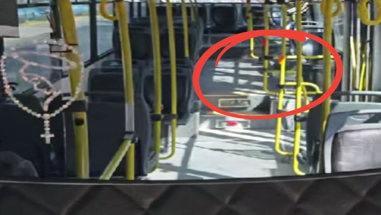 Miles de usuarios quedaron impactados con el video que muestra al colectivero filmando un fenómeno inexplicable dentro de la unidad. Miles de usuarios quedaron impactados con el video que muestra al colectivero filmando un fenómeno inexplicable dentro de la unidad.