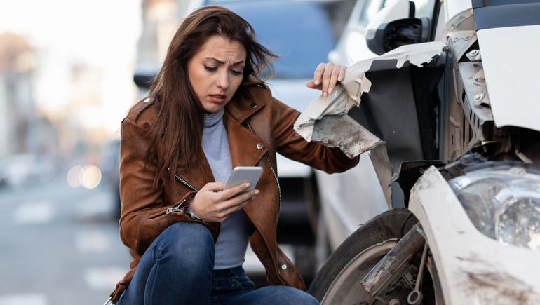 Hay tres días corridos para realizar la denuncia al seguro por auto chocado  Foto: Freepik.