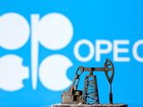 Foto de archivo ilustrativa de una impresión 3D de un balancín de petróleo y el logo de la OPEP. Abril 14, 2020. REUTERS/Dado Ruvic/