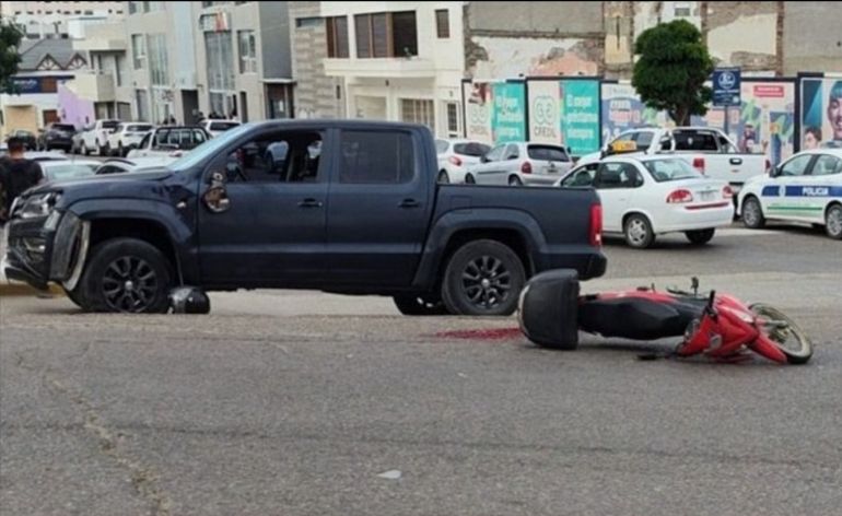 La moto en la que viajaba el enfermero Mario Amaya, y la camioneta con la que chocó en una esquina de Comodoro Rivadavia. La moto en la que viajaba el enfermero Mario Amaya, y la camioneta con la que chocó en una esquina de Comodoro Rivadavia. 