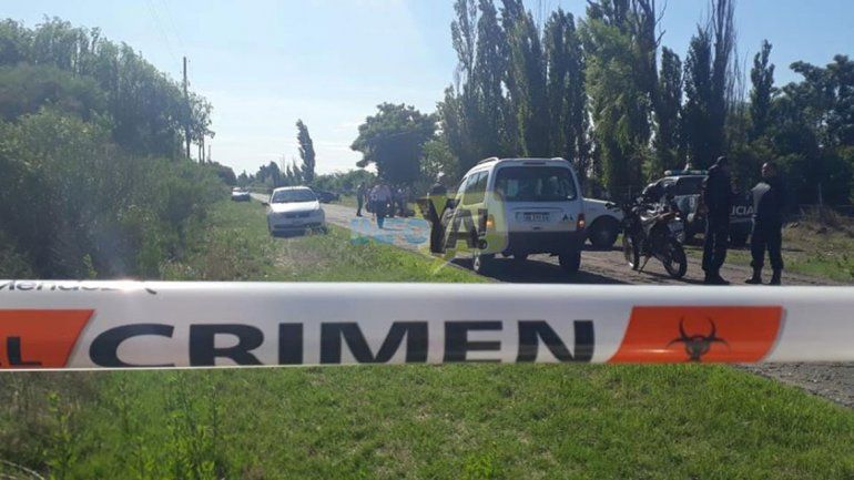 No podía acercarse a su ex esposa, pero la degolló en la calle