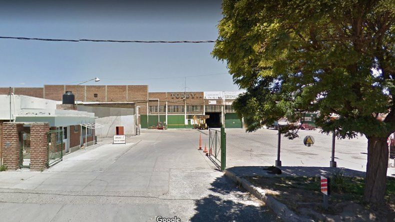 Un hombre cayó al vacío desde el techo de un galpón y murió