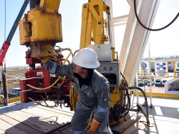 indicadores petroleros debajo de la economia arrastrados por la debacle en los servicios