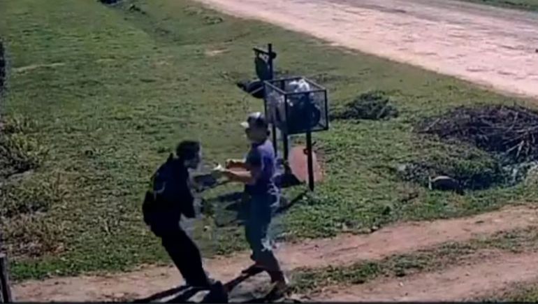 Imágenes de cámaras de seguridad muestran la violencia del episodio.
