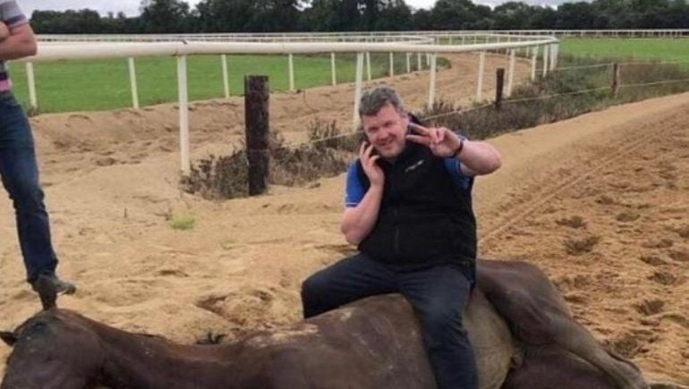 Indignación en Twitter: jinete se monta sobre un caballo muerto