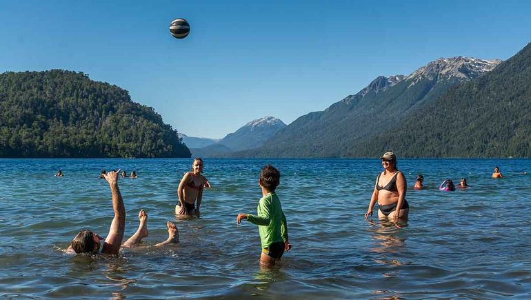 La Municipaliad de Villa La Angostura quiere recuperar el control del espacio de lago Correntoso. Pero los mapuches no cederán ante el reclamo de las tierras. La Municipaliad de Villa La Angostura quiere recuperar el control del espacio de lago Correntoso. Pero los mapuches no cederán ante el reclamo de las tierras.