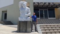 El escultor Néstor Confalonieri junto a su obra emplazada en la Universidad Laica Eloy Alfaro de Manabí de Ecuador. El escultor Néstor Confalonieri junto a su obra emplazada en la Universidad Laica Eloy Alfaro de Manabí de Ecuador.