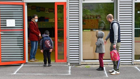 COVID-19: en Francia médicos piden que no cierren las escuelas para evitar estrés postraumático en los chicos