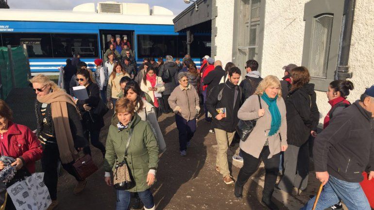 Cientos de personas se agolpan para viajar en tren