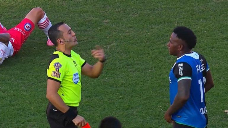 El delantero que escupió a un rival dijo que recibió insultos discriminatorios