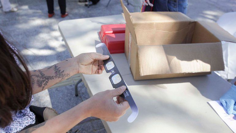 La UNCo repartió anteojos especiales para poder ver el eclipse de forma segura.
