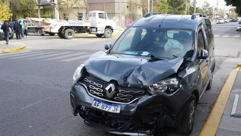 La Kangoo resultó severamente dañada. La Kangoo resultó severamente dañada.