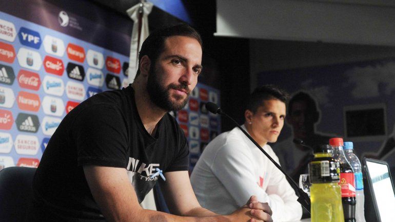 Higuaín y Lamela fueron los dos integrantes del plantel albiceleste en la conferencia de prensa brindada en el predio de Ezeiza.