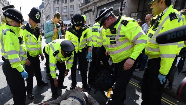 Policías frenaron fiesta callejera y los atacaron