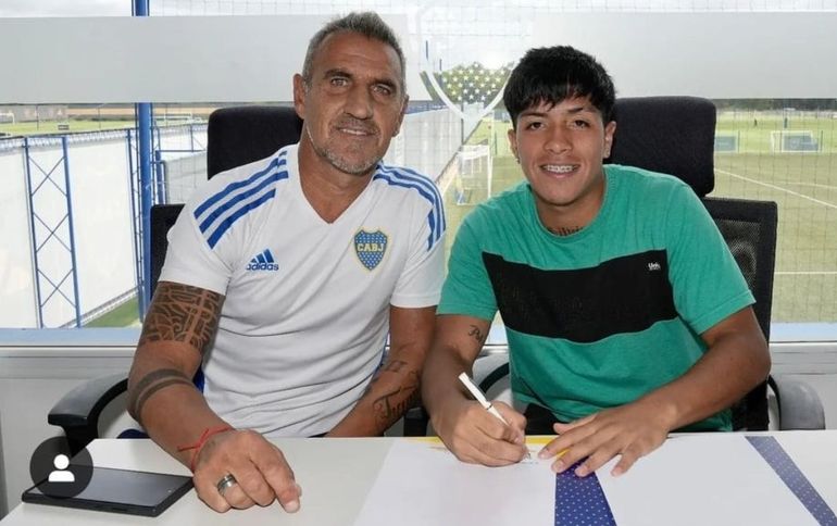 Raúl Casal y Juan Cruz Payal, en la firma del contrato profesional del pibe de Esquel en Boca. Raúl Casal y Juan Cruz Payal, en la firma del contrato profesional del pibe de Esquel en Boca.