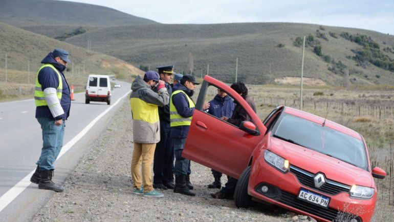 Borracho, se cruzó de carril en la Ruta 40 y circuló 70 metros en contramano por la banquina