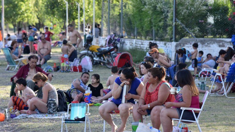 Mucha gente se acercó a los diferentes balnearios de la zona para hacerle frente al intenso calor.