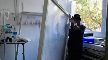 enfermero salvo a un paciente de ser aplastado por mampara enfermero salvo a un paciente de ser aplastado por mampara