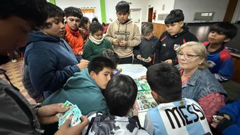 Mabel, rodeada de los chicos, intercambiando figuritas. | LM Neuquen Mabel, rodeada de los chicos, intercambiando figuritas.