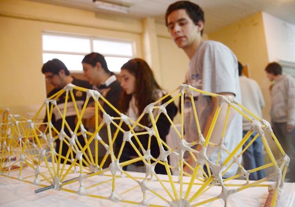 Concurso de puentes de spaghetti