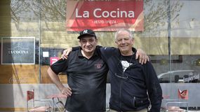 El último abrazo entre Ricky, el duño, y uno de los cocineros históricos. Cierra un emblemático restó. | LM Neuquen El último abrazo entre Ricky, el duño, y uno de los cocineros históricos. Cierra un emblemático restó.