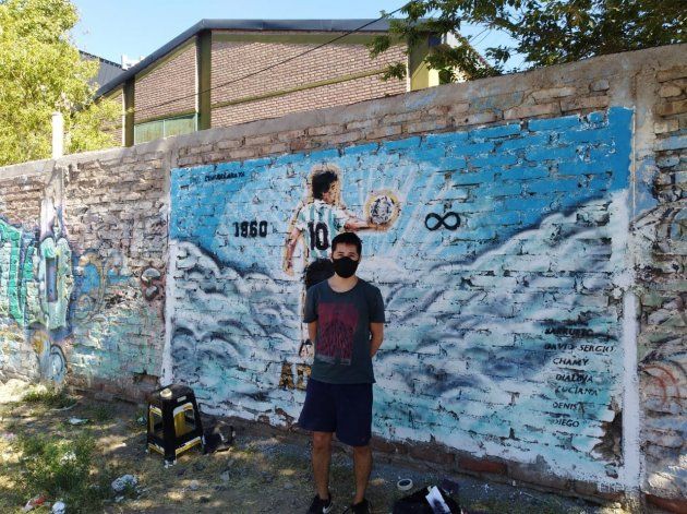 El Chino Araya junto al mural de Diego que pintó.