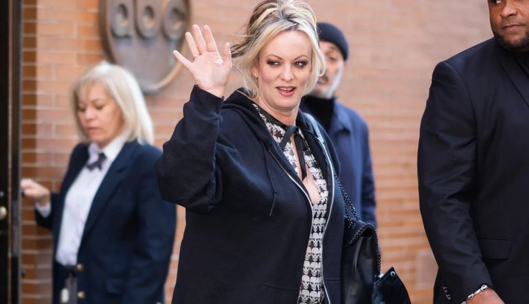 La exactriz porno, Stormy Daniels, a la salida de tribunales La exactriz porno, Stormy Daniels, a la salida de tribunales