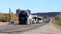 El tránsito en las rutas petroleras es incesante.