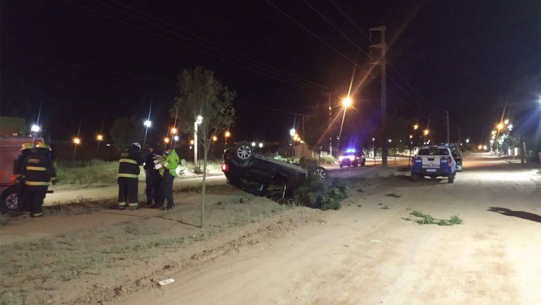 Murió al volcar con su auto en plena avenida en Plaza Huincul