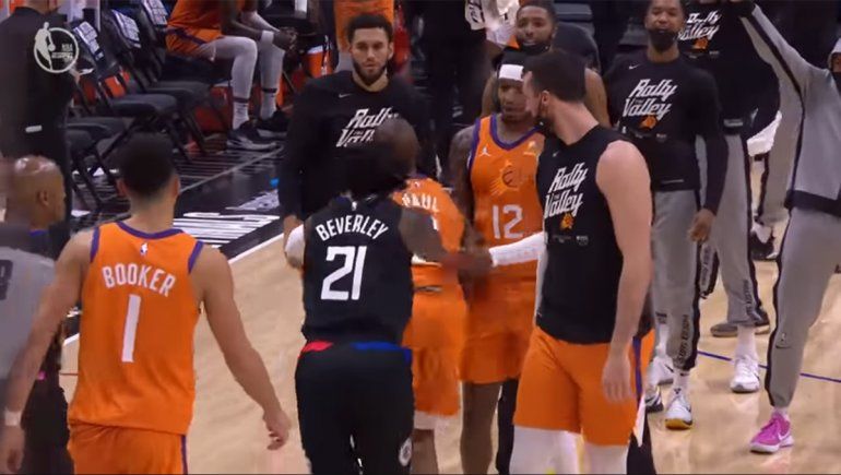 Empujón y escándalo en la semi de la NBA recorren el mundo
