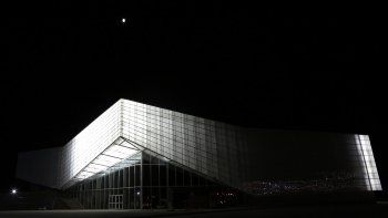 El Centro de Convenciones comienza a iluminarse