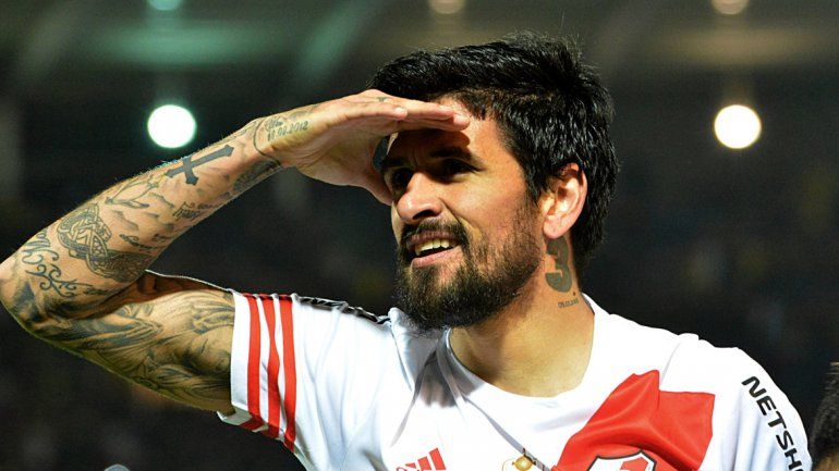 González no se puso nervioso ante Sara y definió magistralmente con la cara externa del pie.