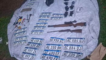 La policía bonaerense secuestró patentes de autos y armas que pertenecían a la banda delictiva. La policía bonaerense secuestró patentes de autos y armas que pertenecían a la banda delictiva.