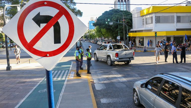 Prohíben los giros a la izquierda en tres esquinas de la Avenida Argentina