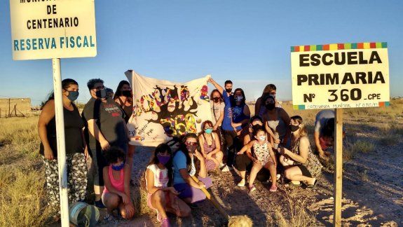 Padres de la Escuela 360 habían ocupado el terreno para cuidarlo en Centenario.