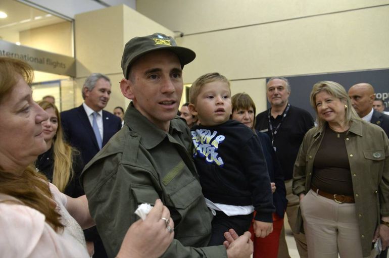 Nahuel Gallo llegó a Argentina y fue recibido por su esposa e hijo