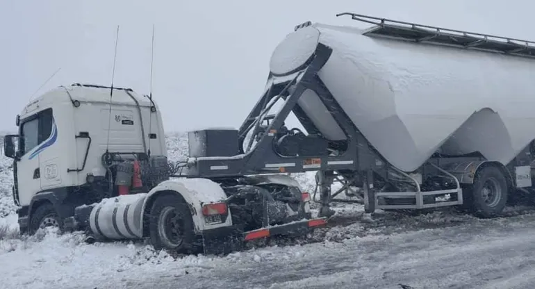 El camión que trasladaba concreto también terminó al costado de la Ruta 22. El camión que trasladaba concreto también terminó al costado de la Ruta 22.