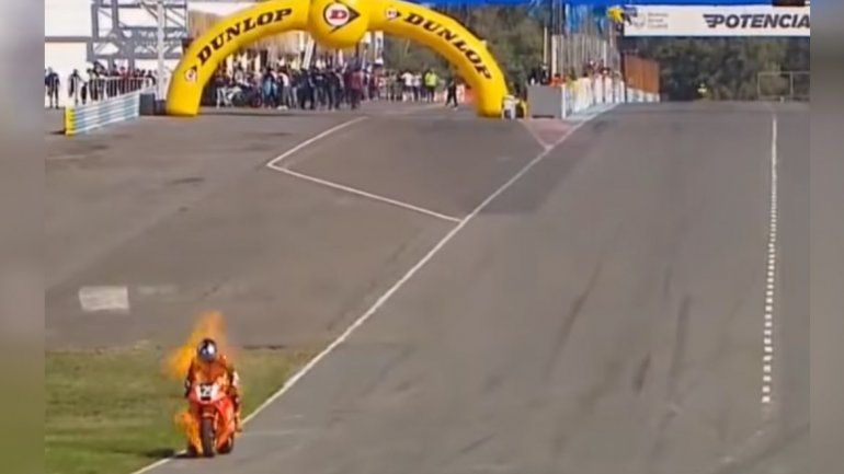 Piloto se salvó de milagro cuando su moto se le prendió fuego
