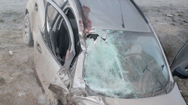 Impactante: el golpe de los cuerpos de las víctimas contra el parabrisas de la camioneta fue letal. Parte de la moto quedó aplastada dentro del zanjón. Los cuerpos salieron despedidos.