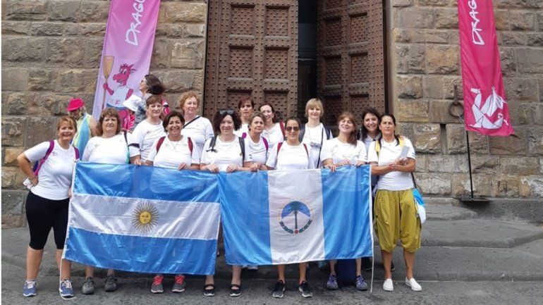 Mujeres neuquinas reman contra el cáncer en Italia