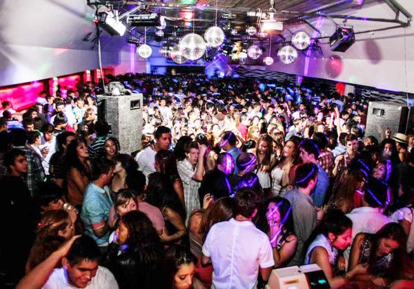La noche joven arranca en la playa