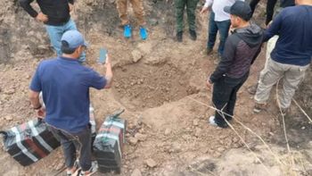 Los efectivos procedieron a retirar la droga que permanecía en la aeronave tras el impacto. Los efectivos procedieron a retirar la droga que permanecía en la aeronave tras el impacto.