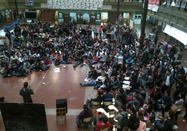 UBA: Alumnos de Exactas levantan y toman los de Ciencias Sociales