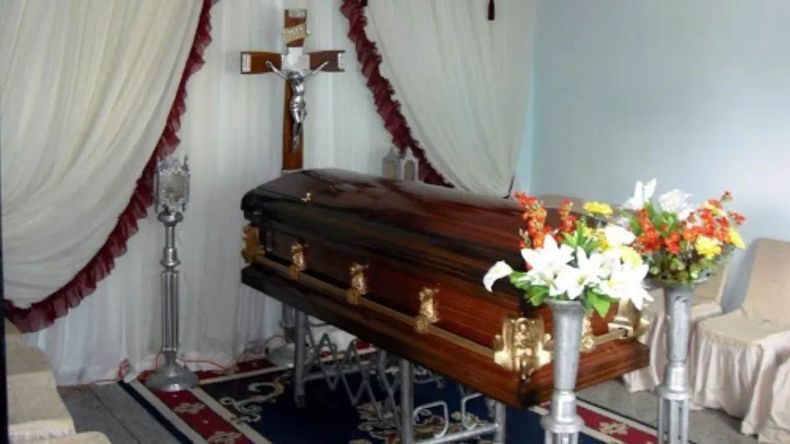La familia relató que, durante el velorio, el ataúd permaneció cerrado y sellado, impidiéndoles despedirse de su padre y abuelo. | LM Neuquen La familia relató que, durante el velorio, el ataúd permaneció cerrado y sellado, impidiéndoles despedirse de su padre y abuelo.