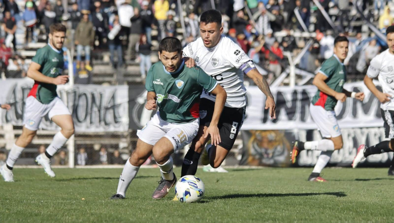 Maximiliano Amarfil, capitán de Cipolletti, contra Lucas Núñez, el "10" de Sol de Mayo. Fotos: Anahí Cárdena