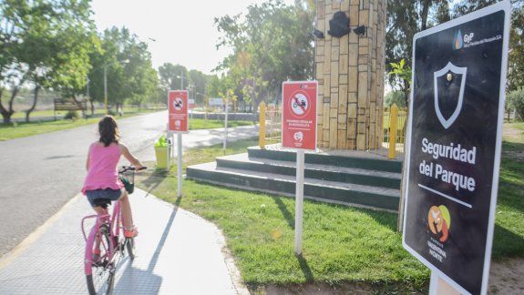 La gente que concurre al parque debe saber que no puede ingresar con motos ni alcohol ni animales. En el lugar hay una calesita y un patinódromo, entre otras obras de importancia.