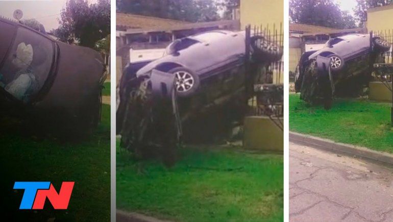 Así quedó el auto tras el choque. Los nenes salieron corriendo, sin heridas.
