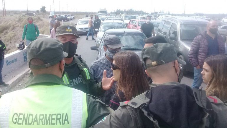 Video: forcejeos y tensión con Gendarmería en el corte de Arroyito